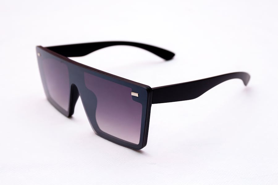 Lunettes solaires noires carrees